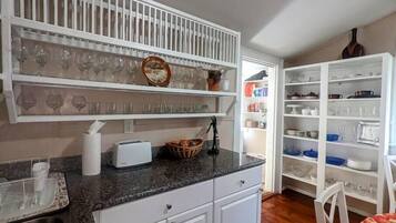 雪櫃、微波爐、焗爐、爐具