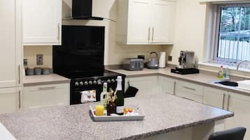 House, Multiple Beds | Private kitchen | Fridge, microwave, oven, stovetop