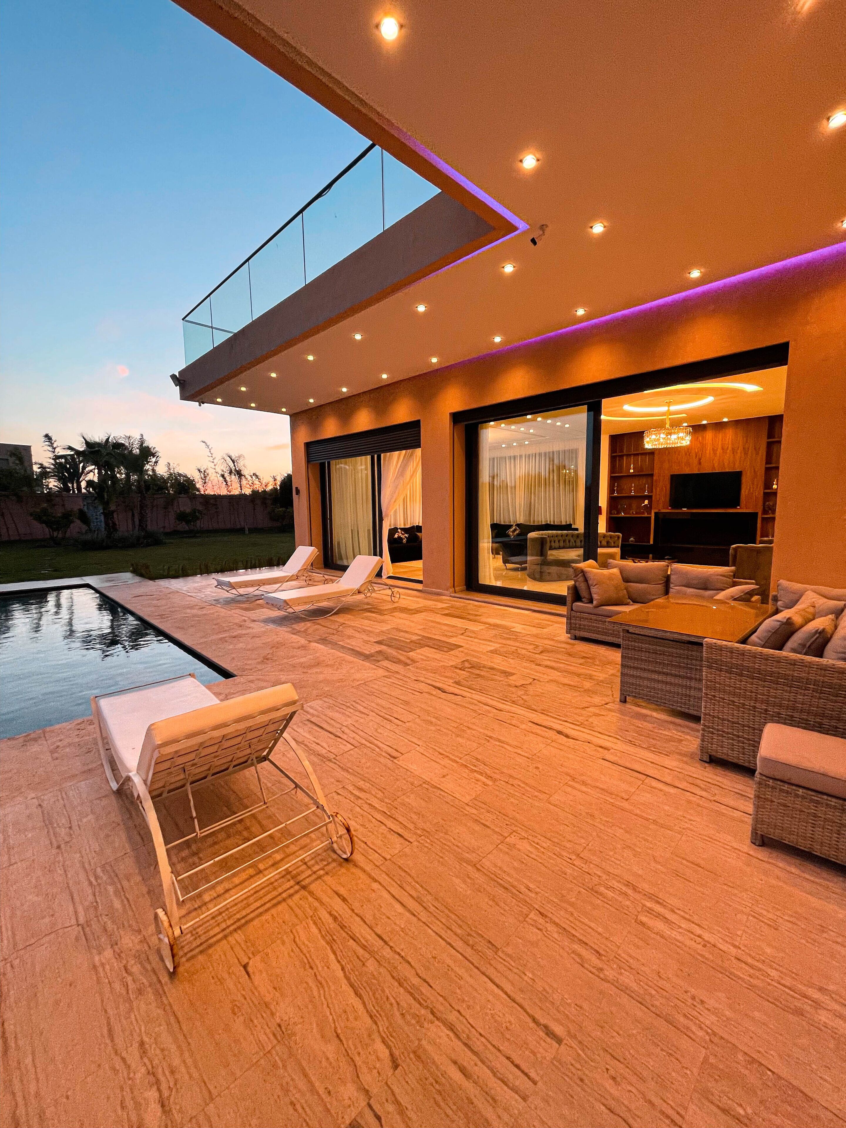 室外游泳池，恒温泳池