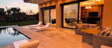 Outdoor pool, a heated pool