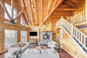 Interior - Leyland by Avantstay Cabin Mansion w/ Views (Asheville)