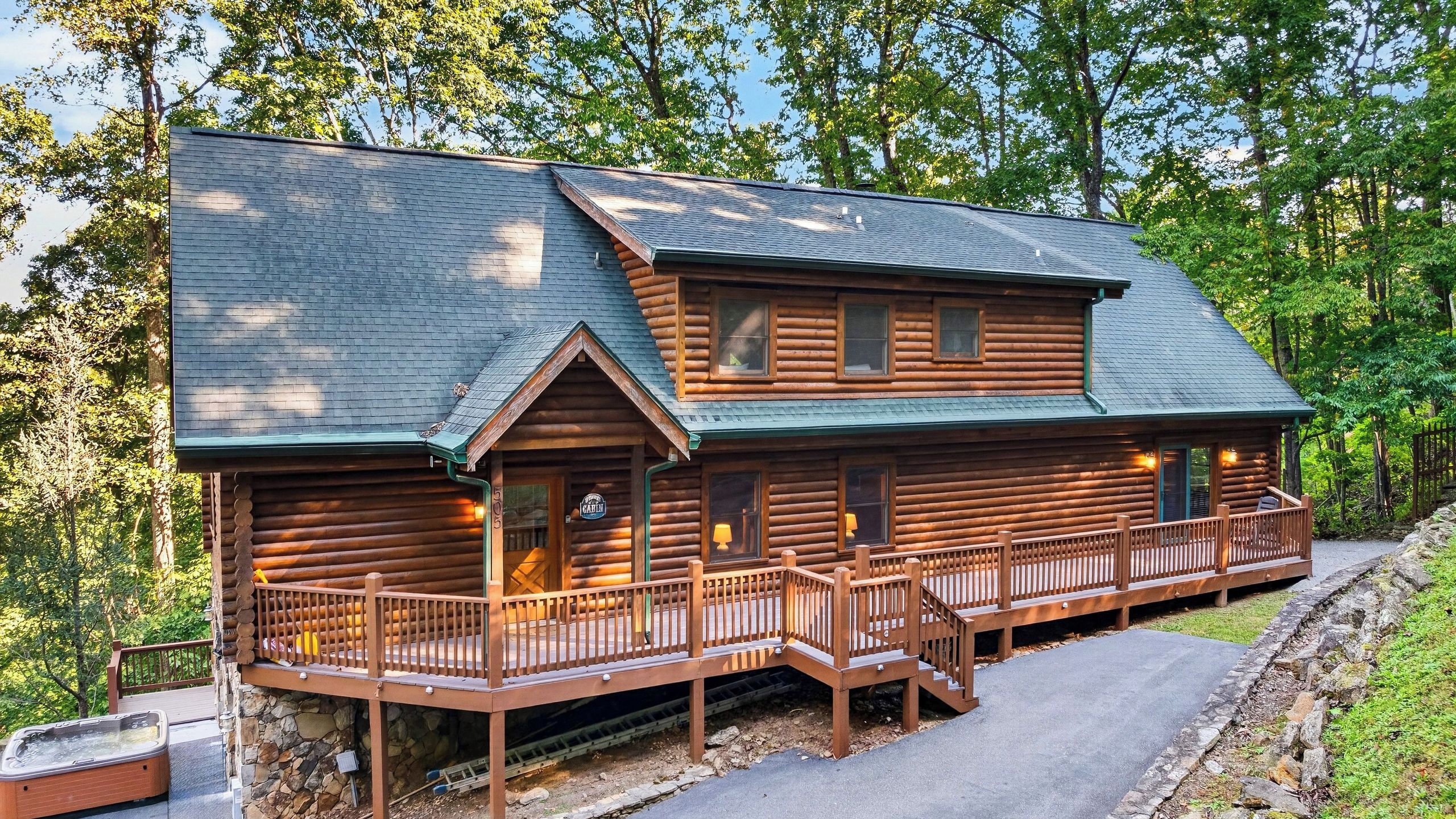 Una baita di legno con veranda e portico coperto.