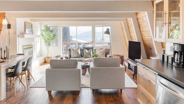 Eine moderne Lofts-Wohnung mit Küche, Essbereich und Sitzgelegenheit.