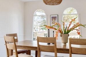 Dining - Archie by Avantstay Desert Retreat w/ Pool, Edge of Joshua Tree, Bonus Casita for Group Travel (Yucca Valley)