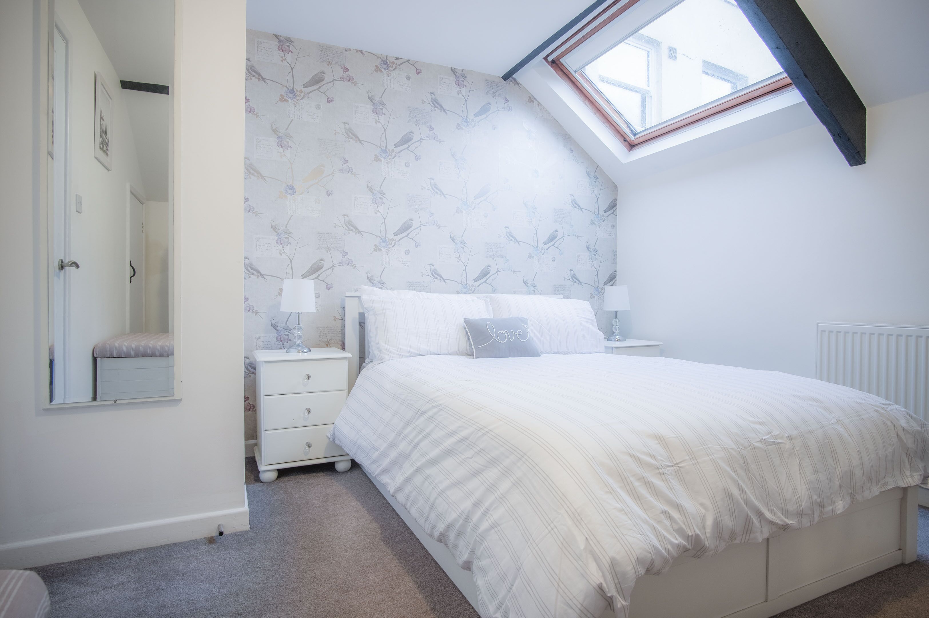 2 عدّة غرف نوم وأغطية فراش متميزة ومكواة/لوح كي وملاءات أسرّة