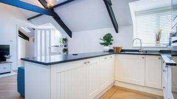 Apartment (2 Bedrooms) | Private kitchen | Fridge, microwave, electric kettle, toaster