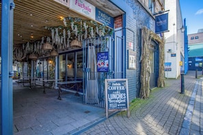 Exterior - Penthouse At The Mews - 2 Bed Apartment - Tenby (Tenby)