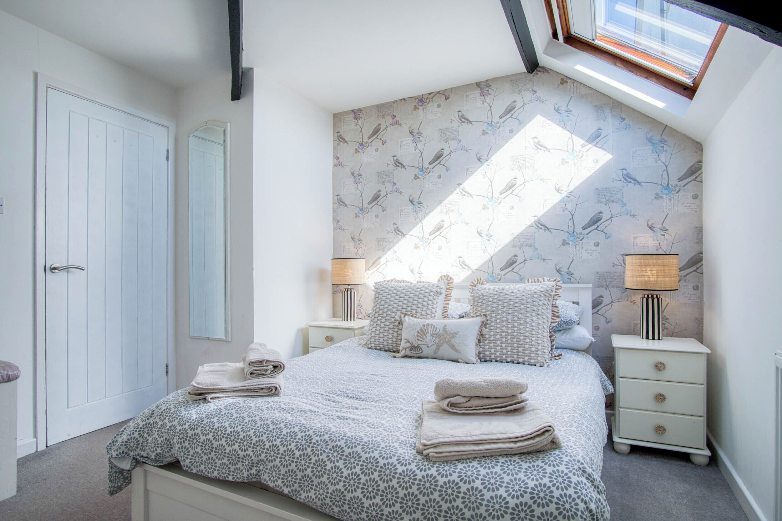 2 عدّة غرف نوم وأغطية فراش متميزة ومكواة/لوح كي وملاءات أسرّة