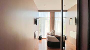 Deluxe Room with Window | Free WiFi, bed sheets