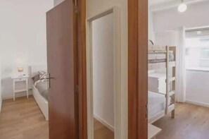 2 bedrooms, desk, iron/ironing board, free WiFi - Spacious 2bd/1.5bt Flat in Porto City Center (Porto)