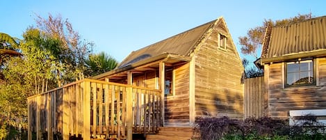 Casa de campo, vista a la montaña, en el área del jardín | 1 habitación y ropa de cama
