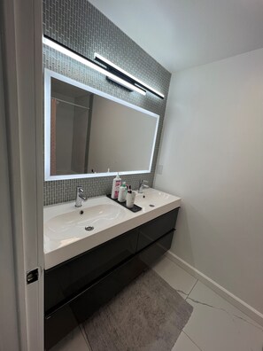 Shower, hair dryer, bidet, towels