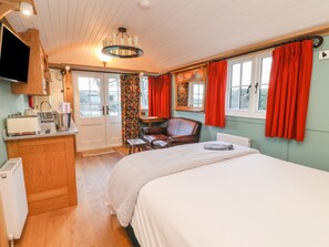 1 habitación, decoración personalizada y muebles diferentes 