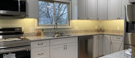 Geladeira, micro-ondas, fogão, cooktop