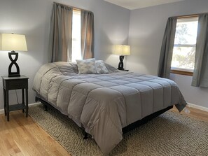 4 bedrooms, desk, iron/ironing board, travel cot - Newly Remodeled Brick Home with wall Sculptures by the Airport (Des Moines)