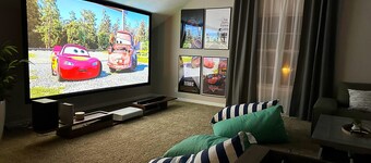 Cozy Home~HotTub~120" LaserTV