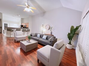 Living area - Cozy Home~HotTub~120" LaserTV (La Vergne)