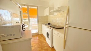 Réfrigérateur, cafetière/bouilloire, grille-pain