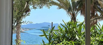 Seaside apartment on foot with panoramic sea view terrace for 6