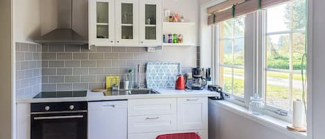Kylskåp, spishäll, diskmaskin och kaffe- och tebryggare