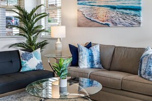 Smart TV - 3 BR, Near Beach, Free Prkng, 1 LVL, Pool/Spa, Gym (Waianae)