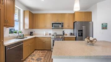 Refrigerador, microondas, horno y parrilla de estufa