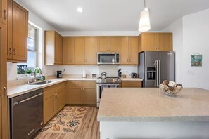 Een koelkast, een microgolfoven, een oven, een kookplaat