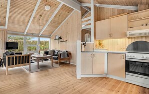 Fridge, stovetop, dishwasher, coffee/tea maker - 3 bedroom awesome home in Hejls (Hejls)