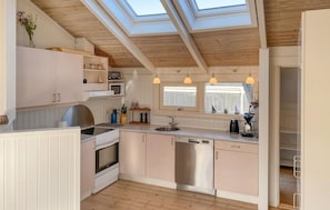 Fridge, stovetop, dishwasher, coffee/tea maker - 3 bedroom awesome home in Hejls (Hejls)