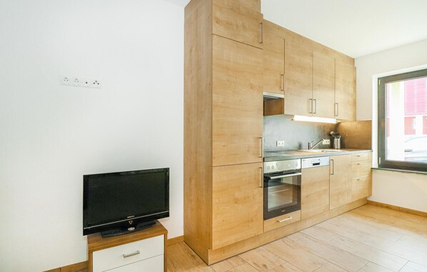 Frigorífico, placa de cocina y lavavajillas