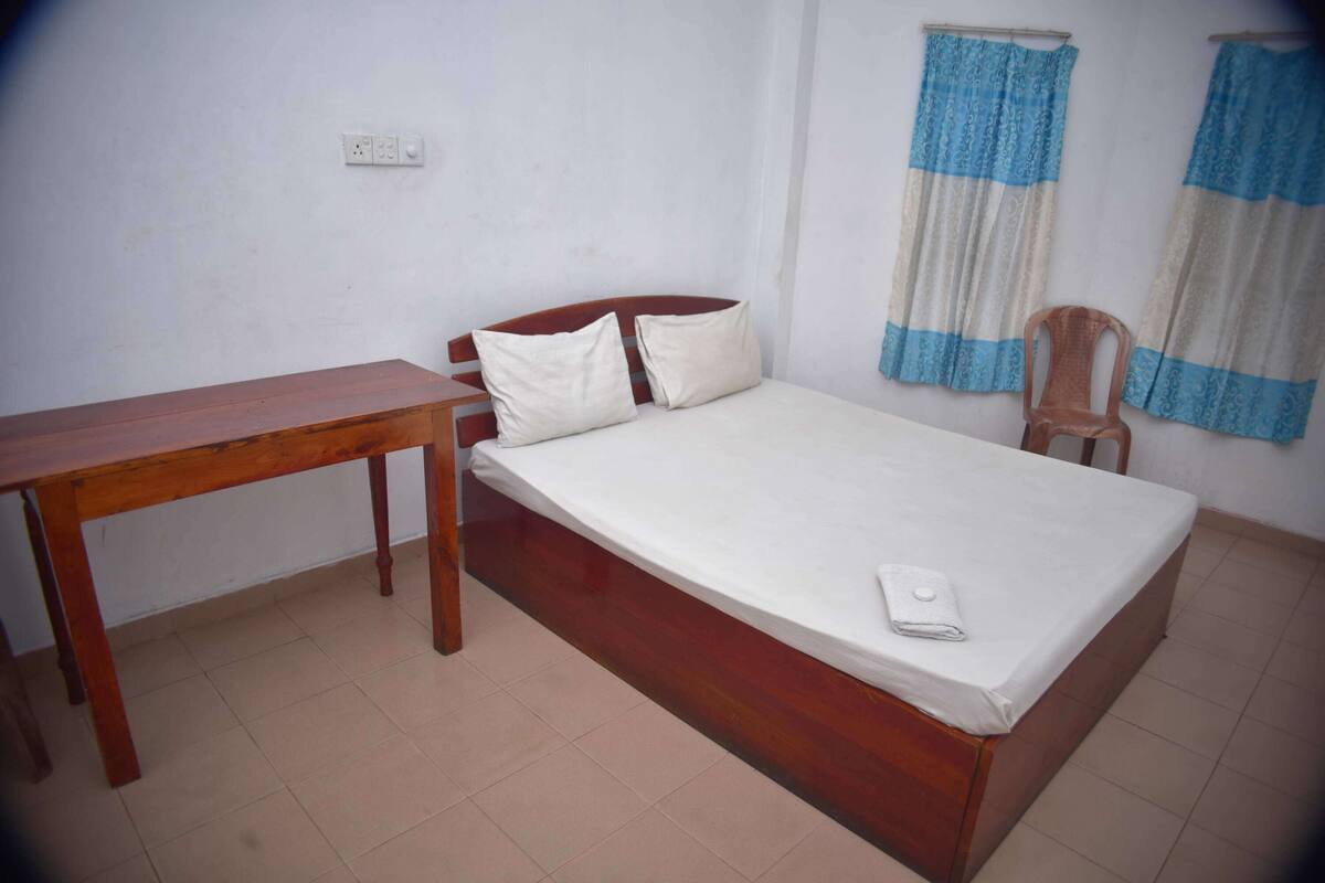 Kamar Basic | Meja kerja, Wi-Fi gratis, dan didekorasi berbeda-beda