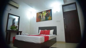 A bedroom with a bed, a painting, a mirror, and a door. - Shiromi Hotel Katunayaka (Seeduwa - Katunayake)