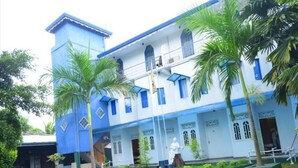 A building with a blue and white facade, multiple windows, and a statue in front. - Shiromi Hotel Katunayaka (Seeduwa - Katunayake)