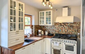 Réfrigérateur, micro-ondes, plaque de cuisson, lave-vaisselle