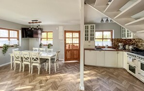 Frigorífico, microondas, placa de cocina y lavavajillas