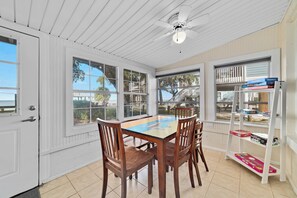 Dining - Sun Of A Beach- Family Getaway On The Bay! (Gulf Shores)