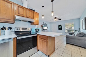 冰箱、微波炉、烤箱、炉灶