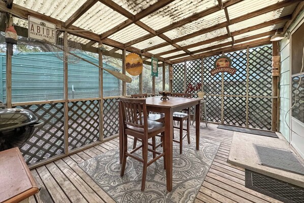 Outdoor dining - Sun Of A Beach- Family Getaway On The Bay! (Gulf Shores)