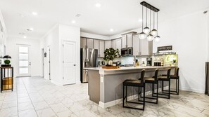 冷蔵庫、電子レンジ、オーブン、コンロ