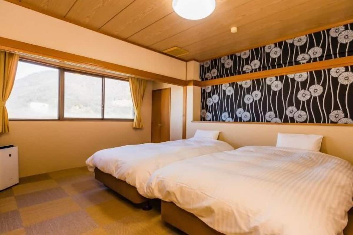 Down duvets, free WiFi, bed sheets