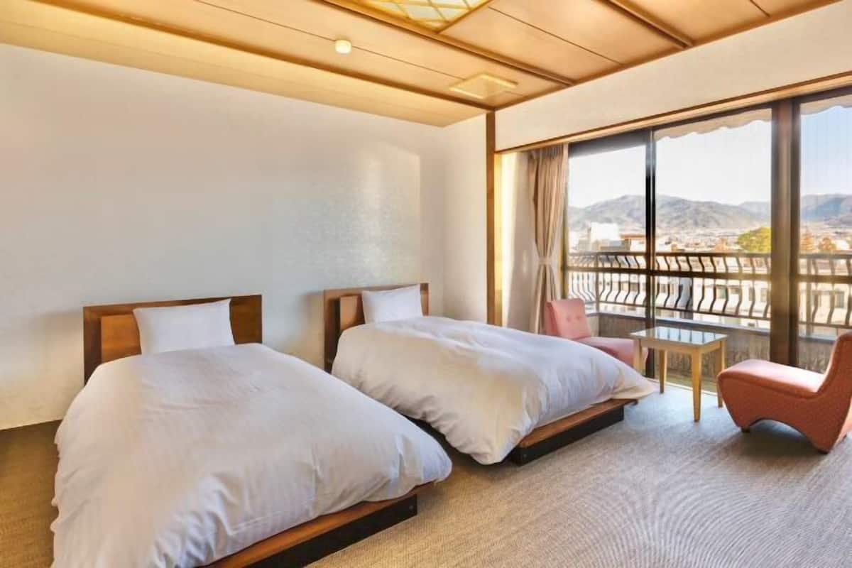 Down duvets, free WiFi, bed sheets
