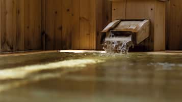 Un sauna en bois avec un banc en bois et un élément décoratif aquatique.