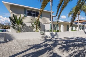 Unclassified image, 4 of 32, button