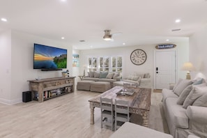 TV, books - Surf Riders2 by Duncan Real Estate (Holmes Beach)