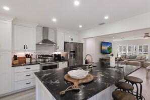 Dishwasher, cookware/dishes/utensils, ice maker, dining tables