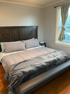 1 dormitorio, tabla de planchar con plancha, wifi y ropa de cama