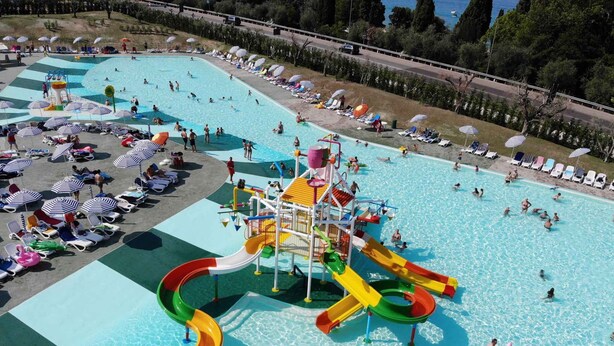 Ein großer Außenpool mit mehreren Rutschen und einem Wasserparkbereich.