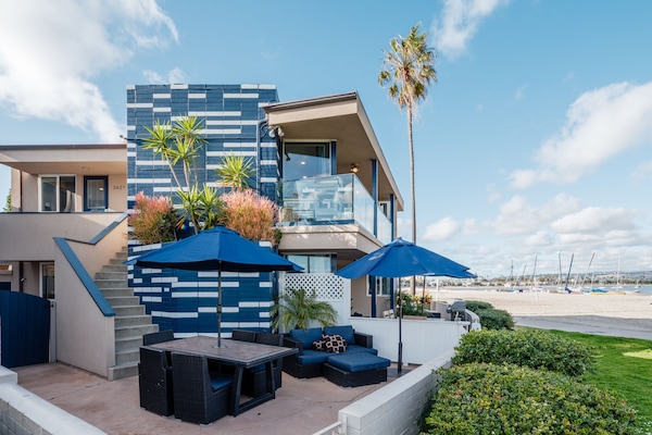 This ground-floor outdoor space offers direct access to the beach.