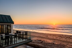 Outdoor dining - Oceanfront Penthouse w/ Unlimited Views & AC (San Diego)