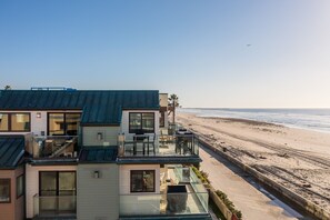On the beach - Oceanfront Penthouse w/ Unlimited Views & AC (San Diego)